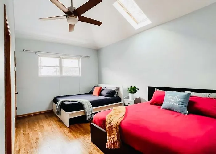 Pool Table, Pingpong, Arcade, 2-car Parking, 3 Floors! * Chicago
